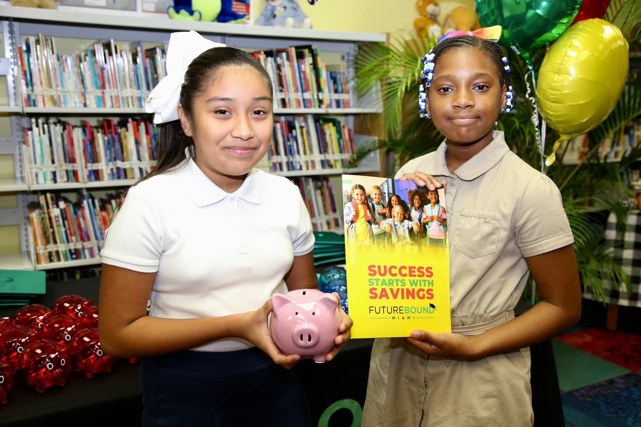 Niños de escuelas públicas de Miami recibirán una cuenta de ahorro de hasta $50