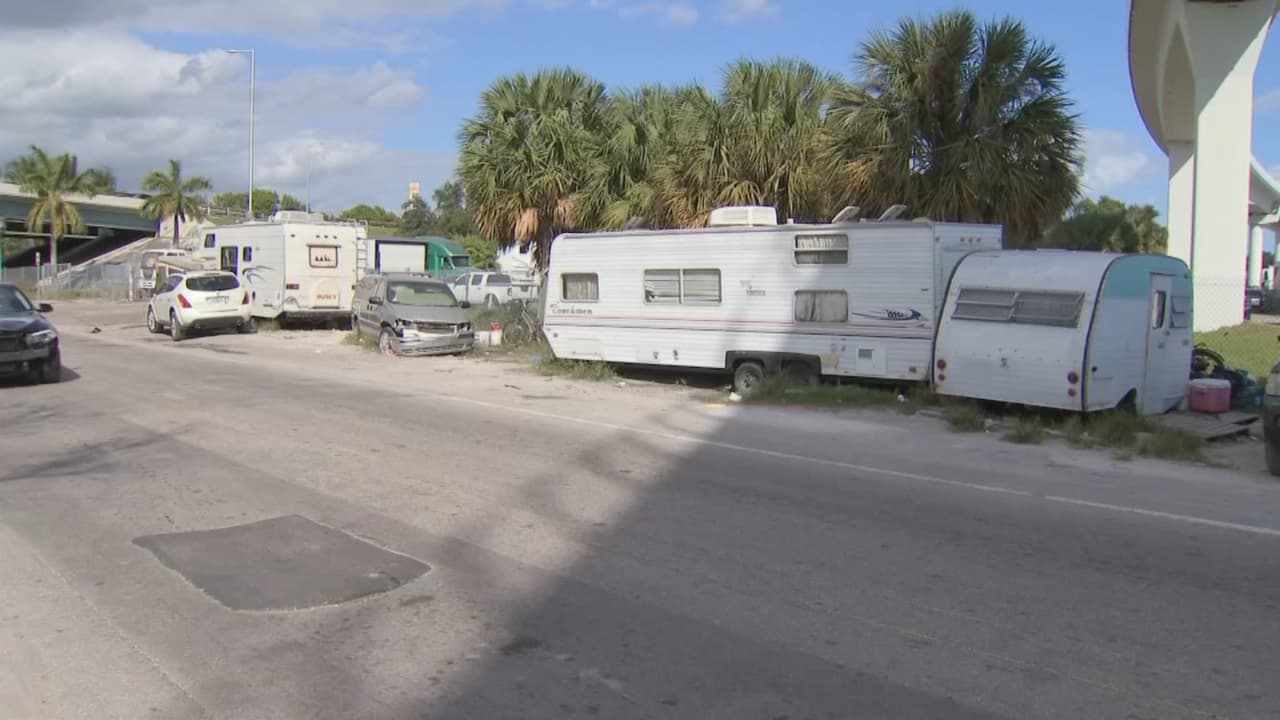 Ahora se encuentran en un lugar en la avenida 37 del noroeste, entre la calle 36 y la autopista 112, donde han vivido durante meses en carpas y trailers. Pero en pocos días tendrán que irse de nuevo.
