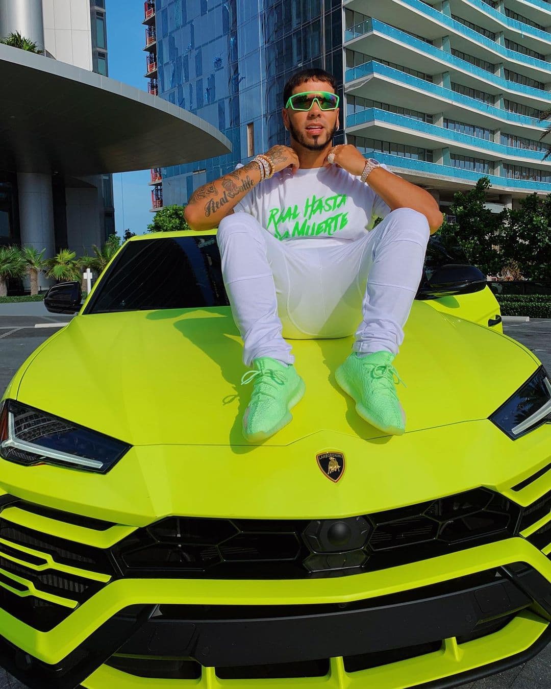 Un artículo de Tork reporta que él es dueño de un Lamborghini Urus, cuyo valor monetario es de 245 mil dólares. 
<br>