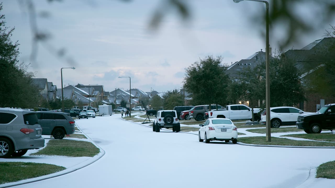 Se cancelaron clases y se anunció el cierre de oficinas y negocios.