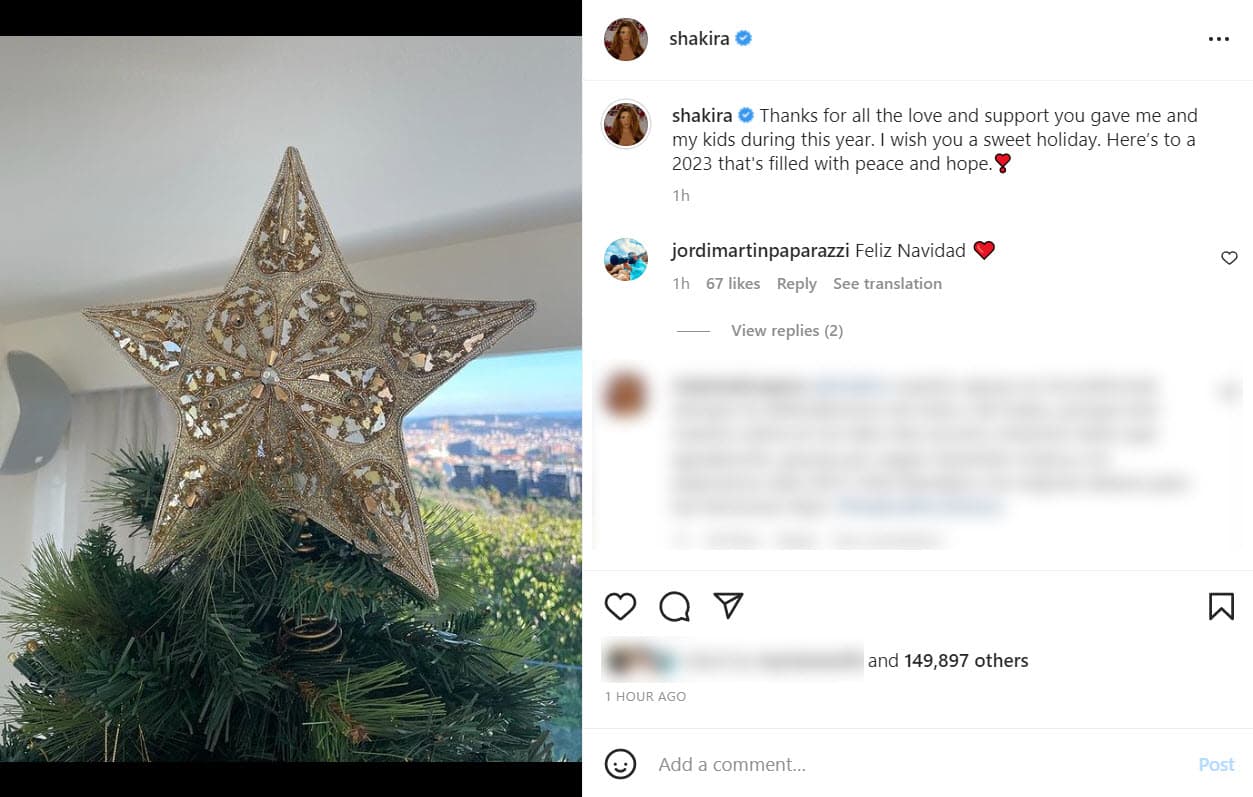 Por eso, desde muy temprano este 24 de diciembre las celebridades comenzaron a enviar sus mejores deseos a través de las redes sociales, como 
<b>Shakira</b>, quien compartió la estrella de su árbol con el siguiente mensaje: "Gracias por todo el amor y el apoyo que nos brindaron a mí y a mis hijos durante este año. Les deseo unas dulces fiestas. Brindemos por un 2023 lleno de paz y esperanza".