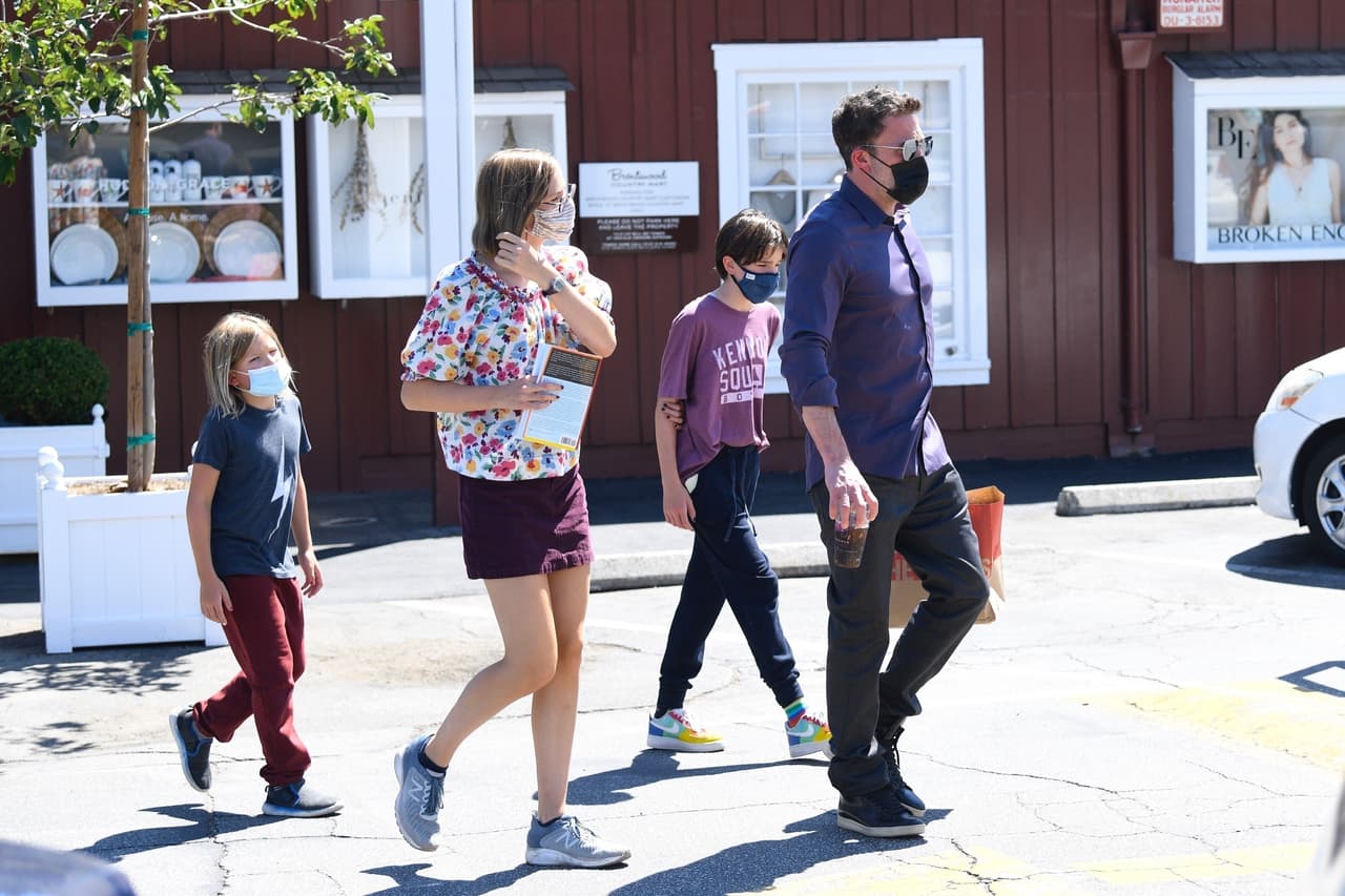 Los hijos de la estrella de 'Argo' ya han convivido con JLo y sus mellizos, Emme y Max (13 años), como sucedió el pasado 22 de agosto cuando juntos, 
<b><a href="https://www.univision.com/famosos/jlo-ben-affleck-juntos-5-hijos-primera-vez-fotos" target="_blank">como una misma familia</a></b>, visitaron el exclusivo Magic Castle de Los Ángeles. 
<br>