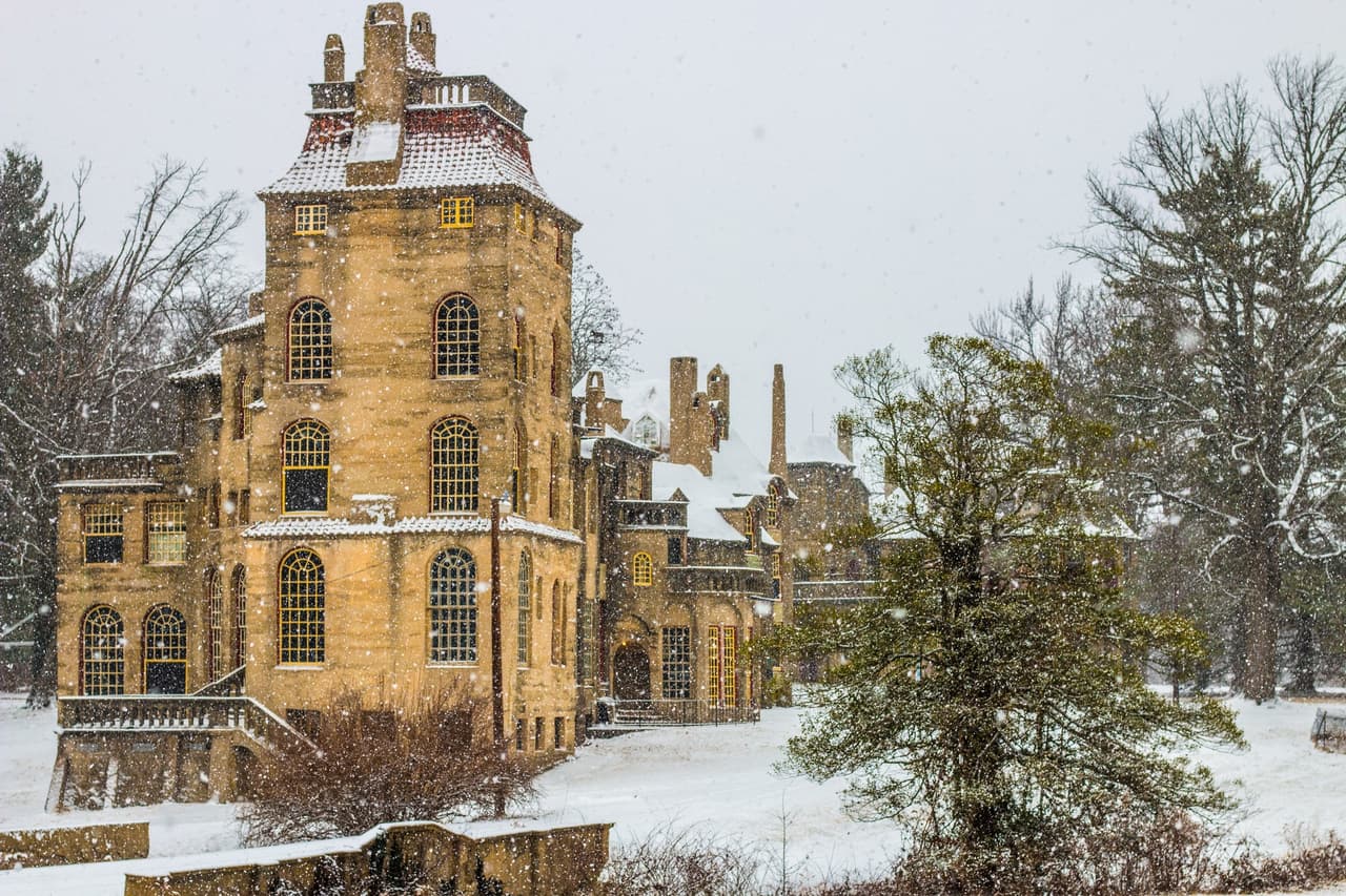 <b><a href="https://goo.gl/maps/hU3MEdGGpMFM7PpA7" target="_blank">Doylestown</a></b>. El pequeño distrito de Doylestown está ubicado aproximadamente a una hora en automóvil al norte de Filadelfia. Las parejas que se aventuran aquí pueden disfrutar de una escapada llena de historia y vistas panorámicas del campo. Los restaurantes del área exhiben sabores globales y se pueden disfrutar de platos de fusión mexicanos y peruanos o comida italiana de moda, por mencionar algunas. Las parejas también deben hacer tiempo para ver una película en el County Theatre, un lugar conservado del siglo XX que lo transportará al pasado. Quizás el mejor lugar para visitar en Doylestown es el castillo de Fonthill, una estructura de principios del siglo XX que ahora está abierta a los visitantes.