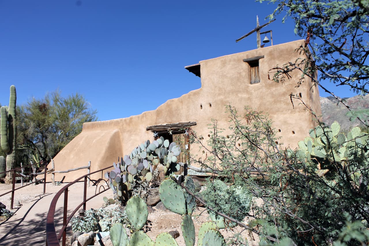 Imagen de las afueras de la misión DeGrazia.