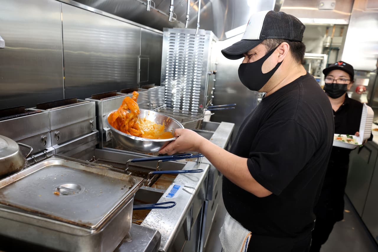 El precio minorista de las alitas de pollo subió $0.30 desde el año pasado.
<br>