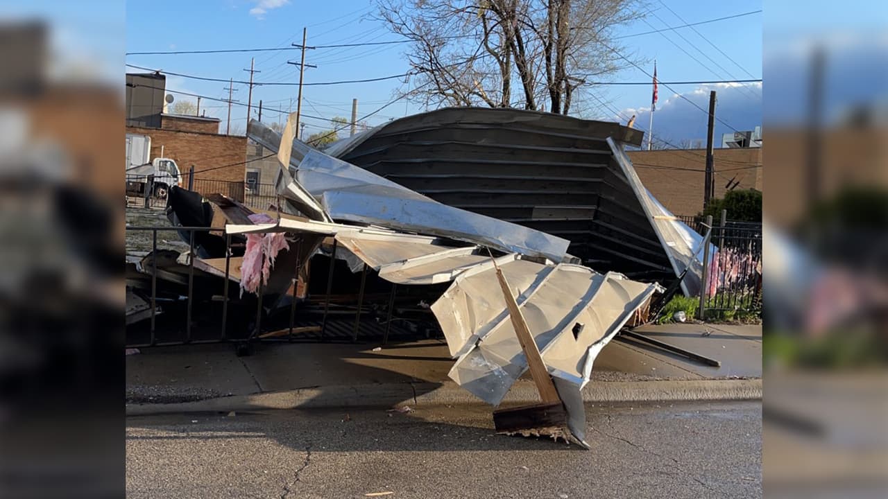 Poco después, el Departamento de Bomberos de Rockford informó sobre el colapso de una estructura y la caída de varios postes eléctricos.