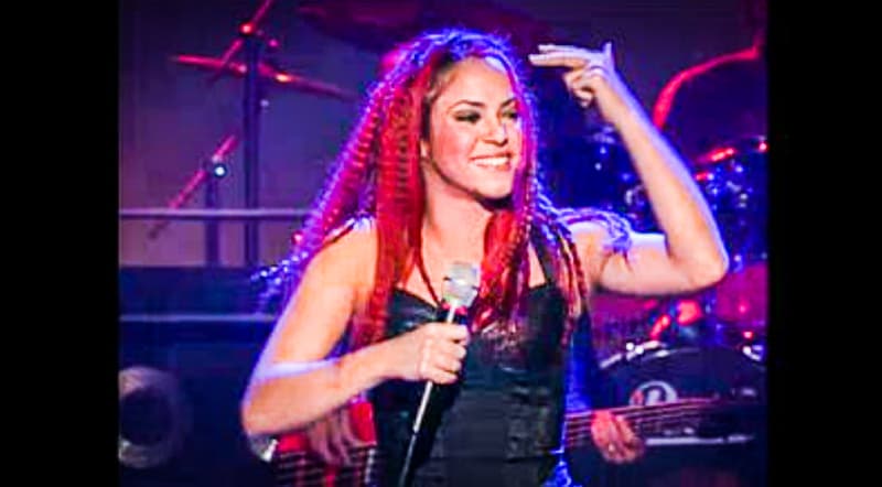 Para cerrar esa grandiosa noche, Shakira cantó 'Ciega, sordomuda', canción escrita por ella y Estéfano Salgado, que pertenece al disco 'Dónde están los ladrones'.