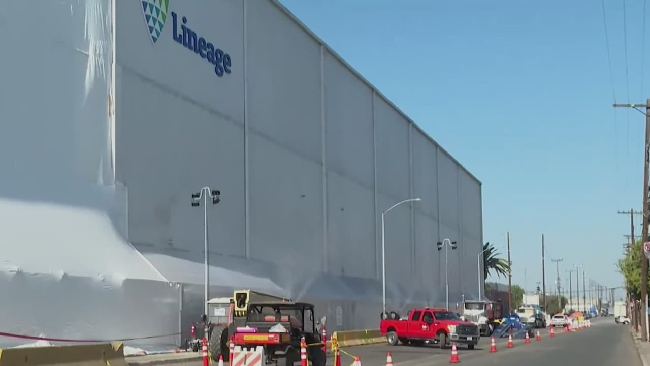 Lineage retira los alimentos podridos y avanza con la limpieza del almacén de Boyle Heights