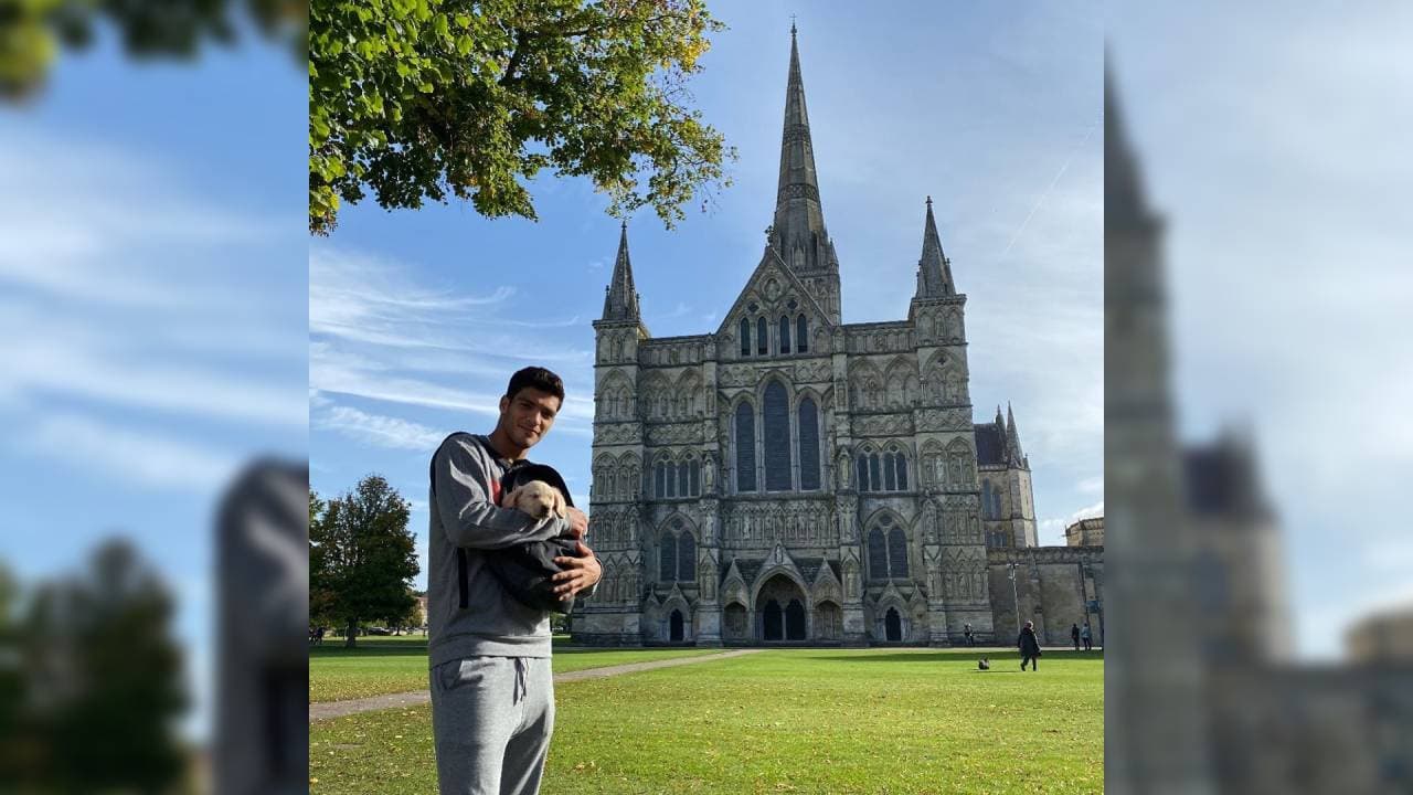 En compañía de su tierna mascota, visitó la Catedral de Salisbury.