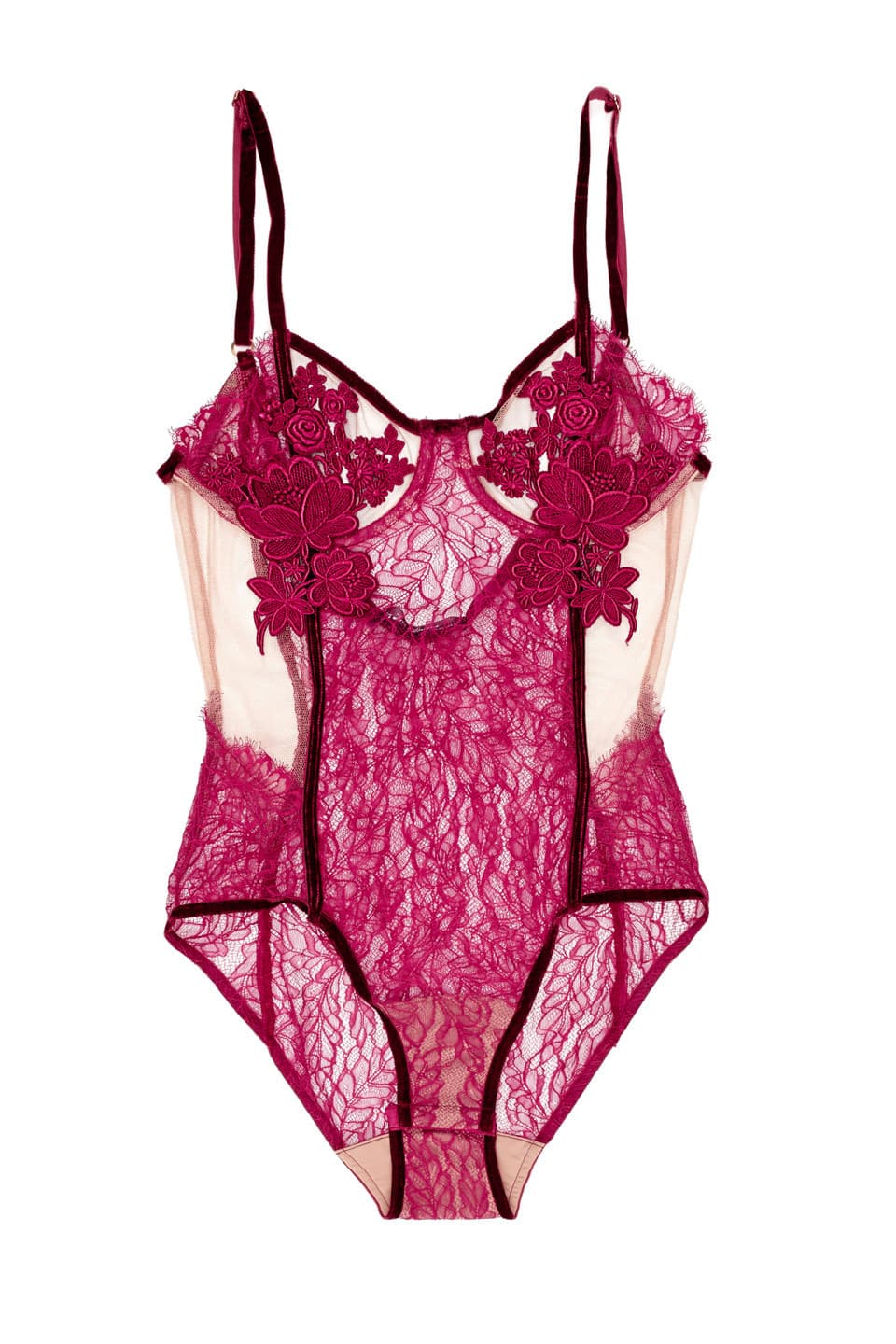 For love and Lemons. Nada como un bodysuit de encaje para darle la bienvenida al año nuevo al puro estilo de una femme fatale. Los detalles aterciopelados de este diseño de Forever and Lemons, reinventan la manera en que podrías imaginarte a una Santa’s little helper. En encaje y tul, $185; forloveandlemons.com