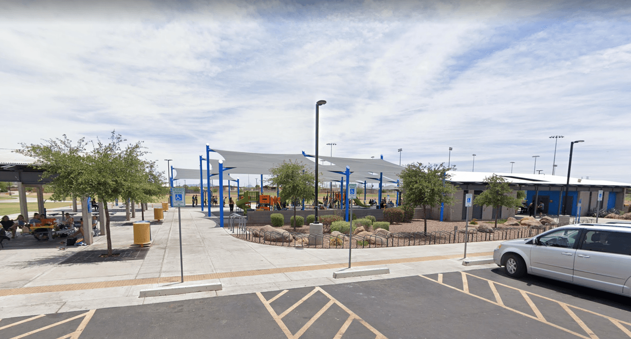 <b>PEORIA:</b> 
<a href="https://www.peoriaaz.gov/Home/Components/News/News/3120/439" target="_blank">La ciudad de Peoria</a> ce rrará servicios adicionales dentro de los parques de la ciudad en un esfuerzo por reducir la propagación del coronavirus. Dichos cierres incluyen baños de parques, parques infantiles, canchas de tenis y baloncesto, parques para perros, campos deportivos seleccionados, estacionamientos de parques de vecindarios y cualquier área de juegos grupales. Sin embargo, todos los espacios abiertos, espacios de juego pasivos, senderos y senderos para caminar permanecerán abiertos para uso público. (Foto: Pioneer Park)
<br>