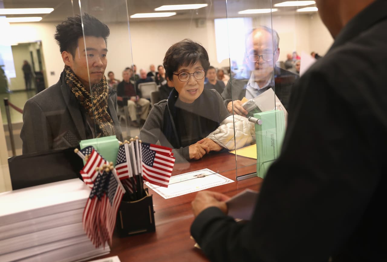 Servicio de inmigración asegura que los trámites ahora son más rápidos: ¿es cierta esa afirmación?