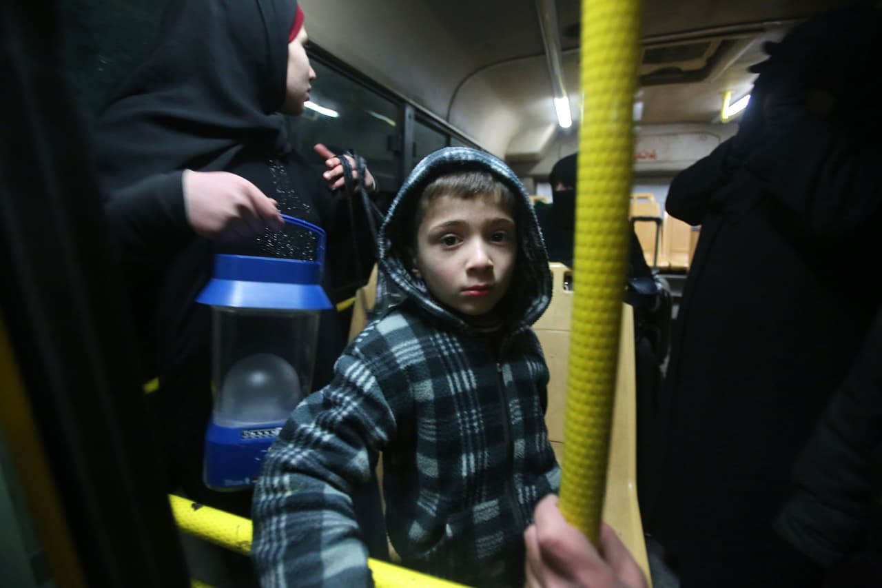 Los civiles evacuados son en su mayoría residentes de la Ciudad Vieja de Alepo, antes controlada por los rebeldes y ahora recuperada por el gobierno sirio. 
<br>