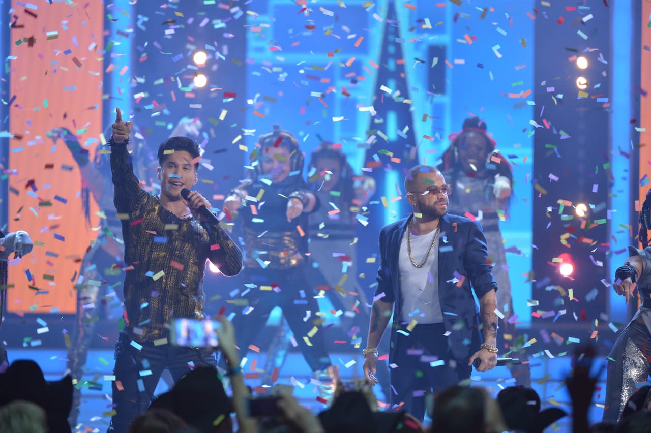 Chino y Nacho cerró la noche con broche de oro con el musical de su nuevo tema 'Andas en mi Cabeza'.