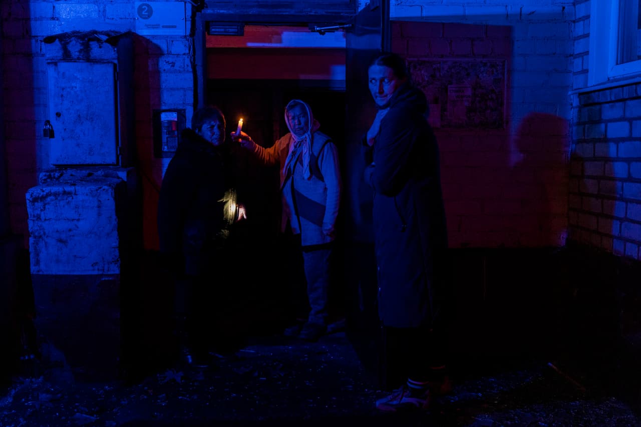 Rusia atacó con misiles la ya de por sí golpeada red eléctrica de Ucrania, dejando a 
<b>ciudades a oscuras, sin agua ni transporte público.</b>
<br>
<br>El ataque aéreo también desconectó plantas nucleares y enlaces de internet, y provocó apagones en la vecina Moldavia.