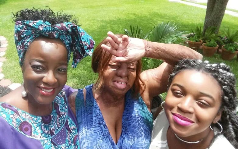 Kechi Okwuchi con su madre y hermana menor en Pearland, Texas.