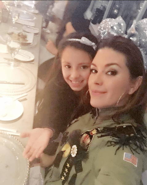 Es una madre orgullosa y muy trabajadora que busca darle lo mejor de lo mejor a su pequeña.