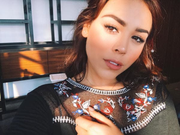 <b><a href="http://www.univision.com/novelas/novelas-show-temp/danna-paola-regresa-a-las-telenovelas-fotos">Danna Paola</a> </b>dejó con la boca abierta a sus más de cuatro millones de seguidores en Instagram al subir una fotografía donde aparece vestida de novia y muy contenta.