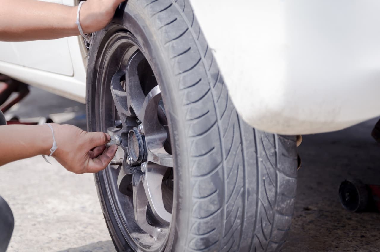 14. 
<b>Instala las tuercas manualmente</b>. 
<br>
<br>Enróscalas hasta que la fuerza de tu mano no sea suficiente para seguir.