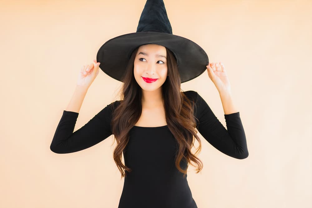 <b>Escorpión</b>
<br>Escorpión, estás en fiesta de celebración doble puesto que también es tu ciclo de cumpleaños y para ti el ónix negro, el color púrpura intenso, o el negro son los colores que puedes mezclar con algún disfraz de bruja o algo similar, para el Halloween que tiene que ver muchísimo con esta fase que estás viviendo en estos momentos tan importantes de tu vida.
<br>
<br>