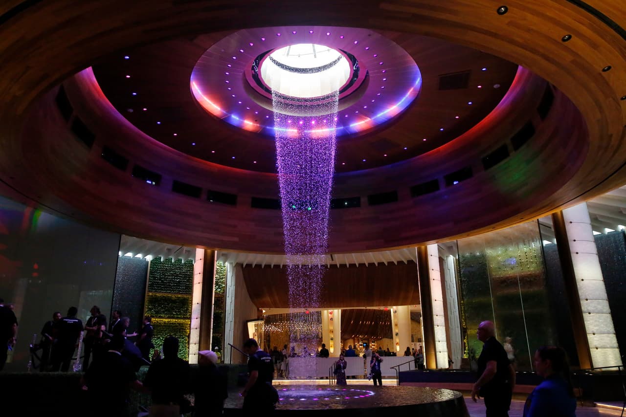 Esta construcción forma parte de la expansión del Seminole Hard Rock Hotel & Casino, al que también pertenece el Hard Rock Stadium, donde se llevará a cabo la edición 54 del Super Bowl, el próximo 2 de febrero. 
<br>