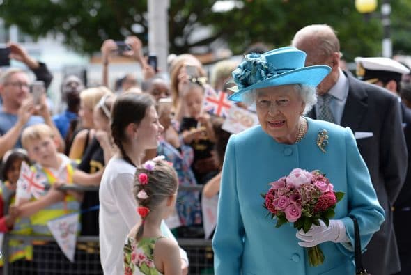 Niños de Reino Unido conviven con su majestad.