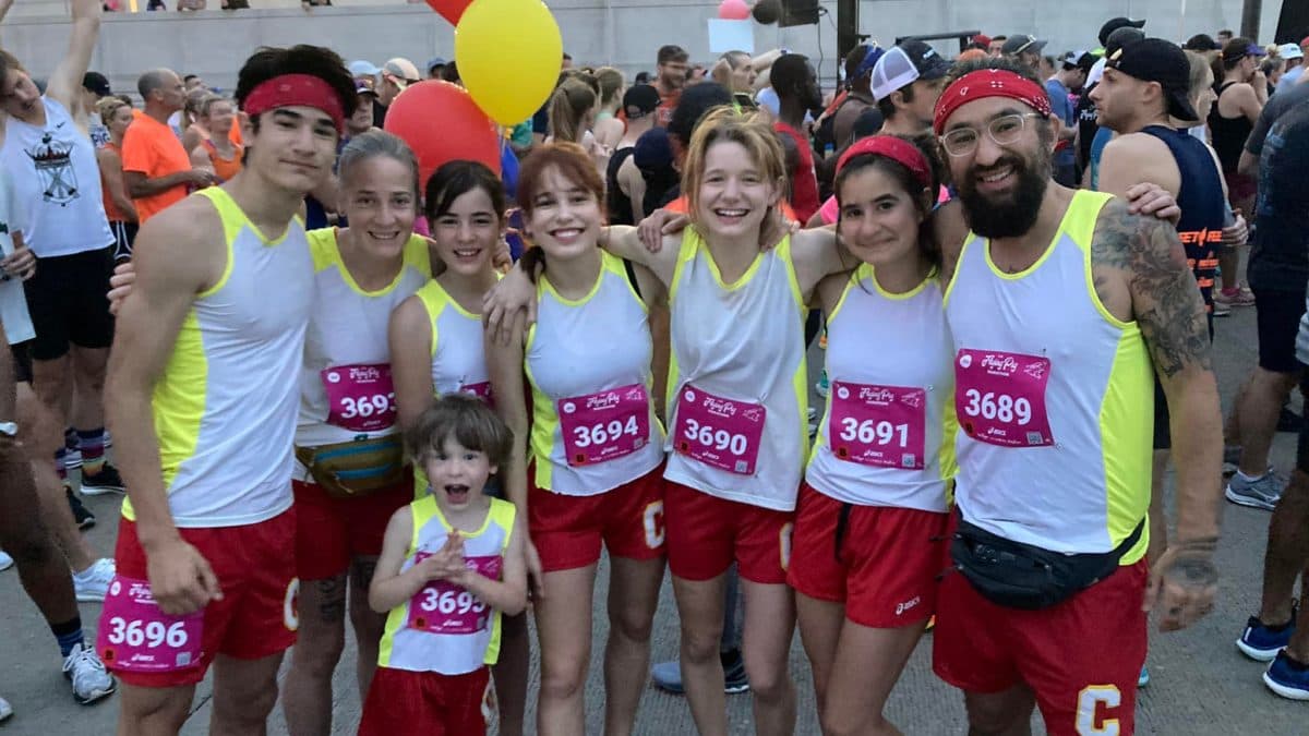 Padres corren una maratón junto a su hijo de 6 años: ¿está un menor preparado para tal esfuerzo? 