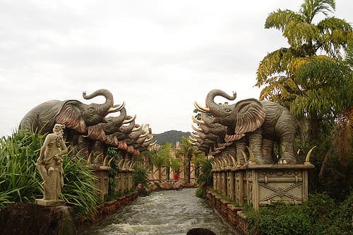 <b>10. Mundo Beto Carrero</b> 
<b>en Penha, Brasil</b>. Además de viajes en teleférico, juegos clasificados por el grado de adrenalina que provocan, montañas rusas y un zoológico, el parque más grande de Latinoamérica cuenta con este paseo acuático flanqueado por elefantes. Foto: 
<a href="https://www.flickr.com/photos/vitorhirota/">Vitor Hirota</a> /Flickr.