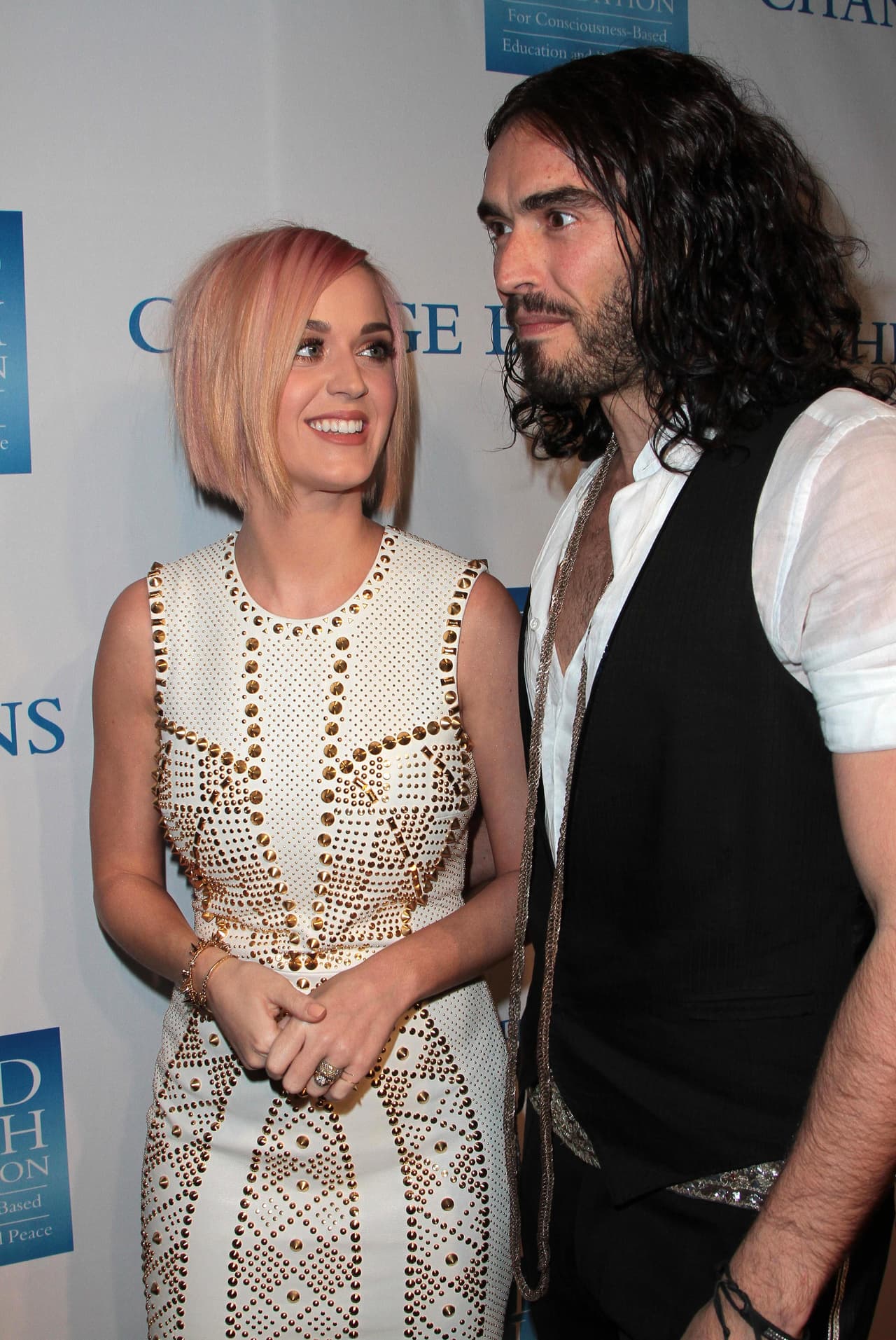 Katy Perry comenzó su romance con el presentador británico Russell Brand en 2009. Se casaron en octubre de 2010 y 14 meses después él le pidió el divorcio, lo hizo el 31 de diciembre del 2011, a través de un mensaje de texto.