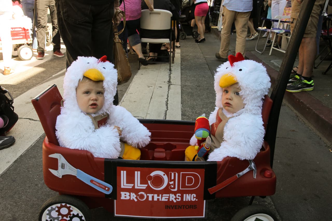 <b>El <a href="https://petalumadowntown.com/butter-eggs-parade.html" target="_blank">Festival del Huevo y la Mantequilla de Petaluma</a> celebra la herencia y liderazgo de la ciudad en la industria de huevos y lácteos. </b>Durante casi 40 años, vecinos y visitantes participan del desfile y recorren los lugares de comida y música. La próxima versión de este Festival será el 25 de abril en el centro de la ciudad.