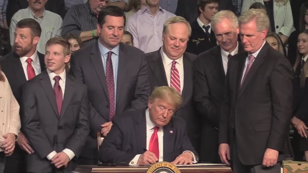 Entre simpatizantes y protestantes Trump visita Bakersfield 