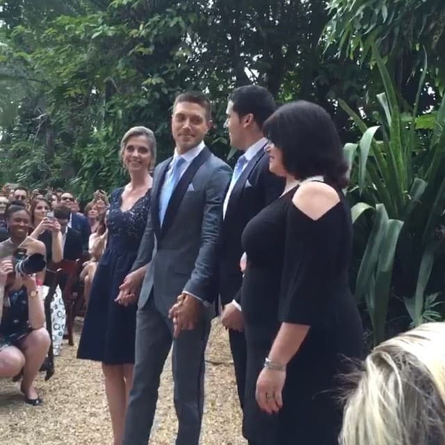 Sus mamás los acompañaron hasta el altar.