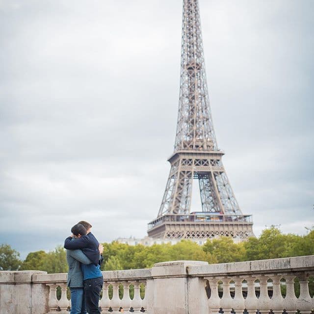 Lo hizo al pie de la Torre Eiffel.