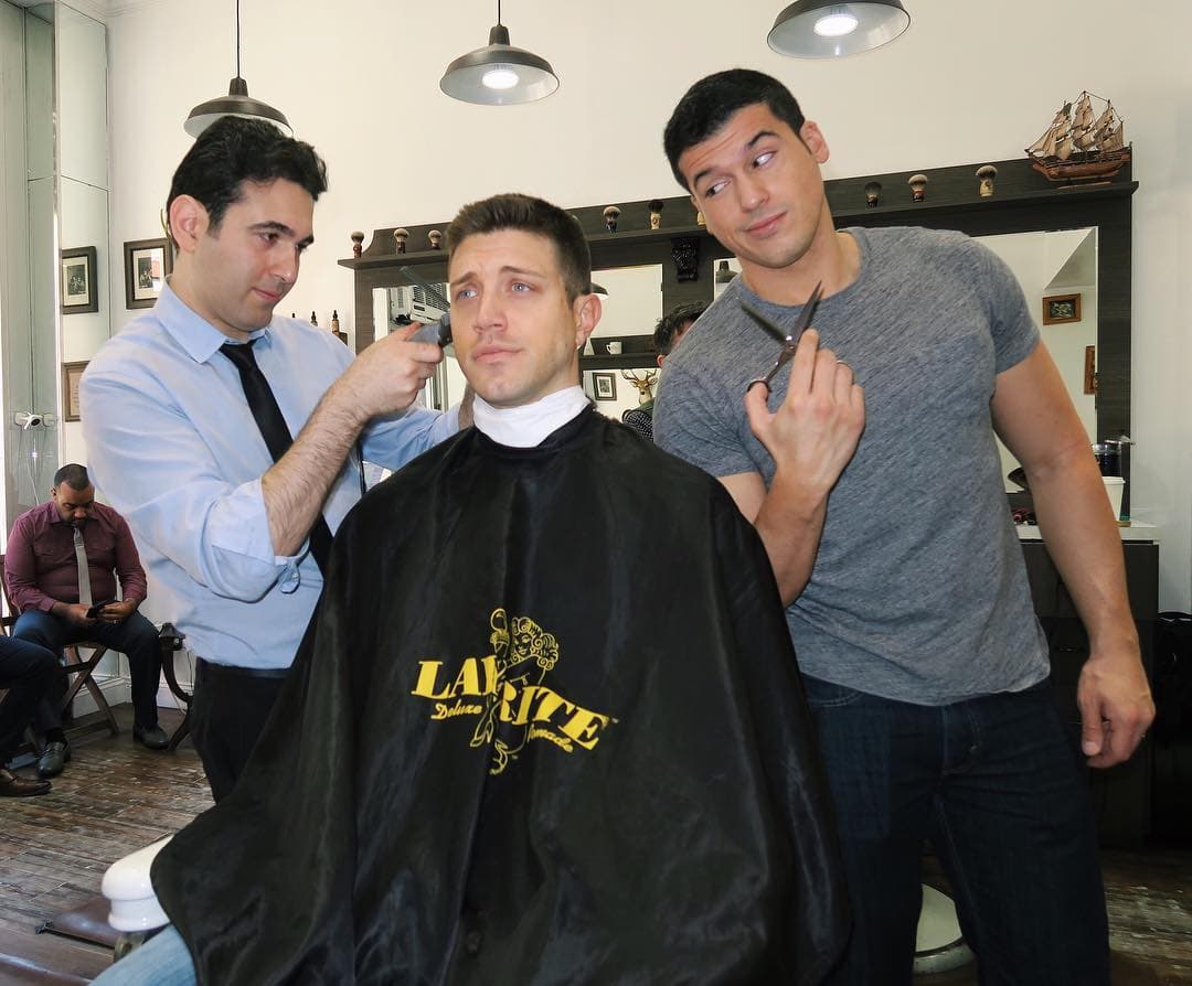 Tommy DiDario poniéndose guapo.