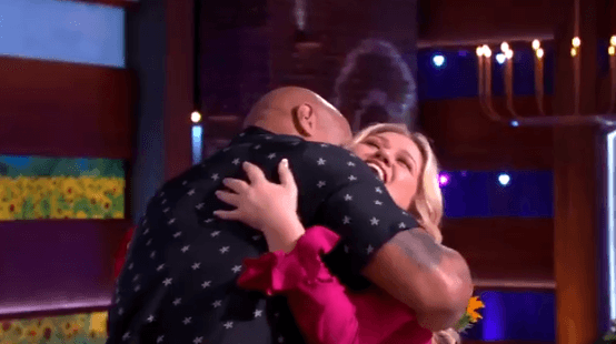 "Este es mi primer invitado. Lo conocen de su programa 'Ballers' de HBO, de las películas 'Rápido y furioso' y de una de mis películas favoritas, 'Jumanji'. ¡Ríndete por Dwayne Johnson!", dijo emocionada.