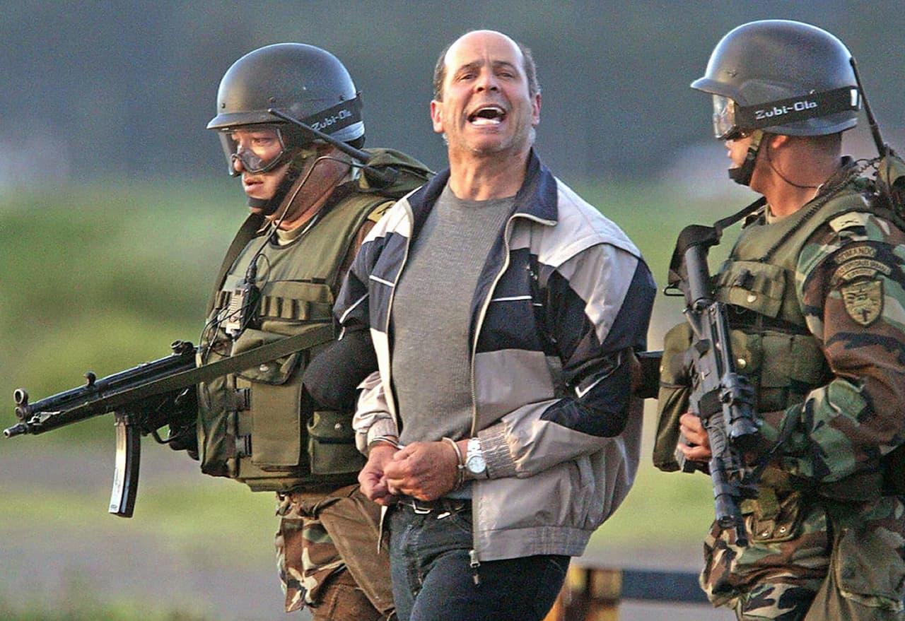 También en esa época fueron capturados alias Simón Trinidad, líder y negociador del grupo y Martín Sombra, el llamado carcelero de las Farc, quien fue recluido en la cárcel Modelo de Bogotá donde todavía permanece detenido. En la foto, Trinidad gritó vivas a la guerrilla, mientras era trasladado por las autoridades colombianas a Bogotá, antes de ser extraditado a Estados Unidos.