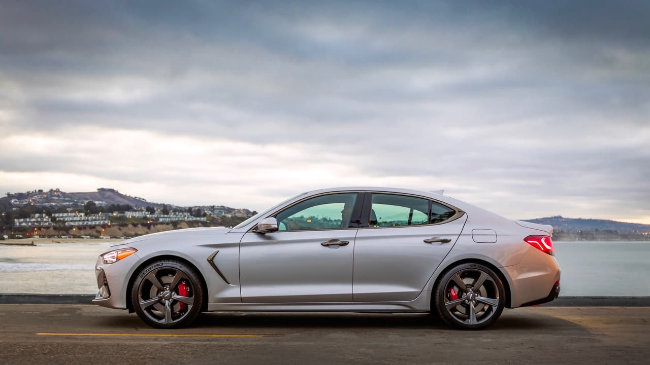El Genesis G70 comparte su plataforma y arquitectura básica y motores con el Kia Stinger, el sedán deportivo que hipnotizó colectivamente a la comunidad del periodismo automotriz internacional el año pasado, pero tiene un diseño mucho que logra ser simultáneamente más elegante y más agresivo que el de su hermano corporativo.