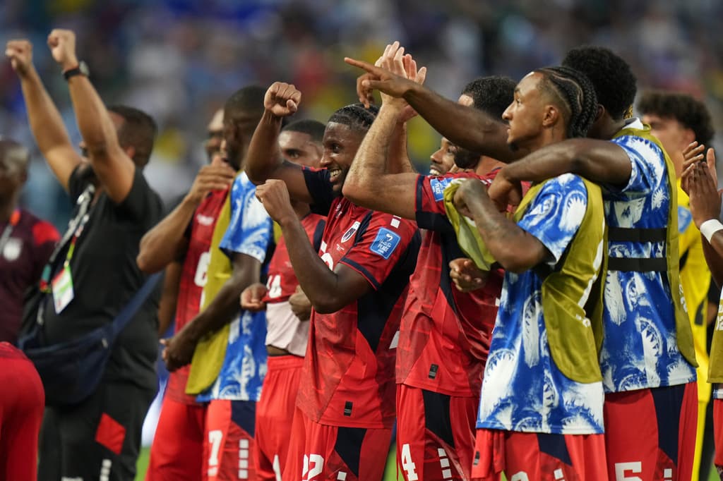 Jugadores de Cabo Verde celebran al final del partido de fútbol del Grupo H.