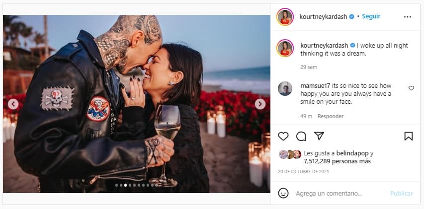 Barker le propuso matrimonio a la integrante del clan Kardashian en octubre de 2021 y le entregó un anillo diseñado por Lorraine Schwartz, valuado en un millón de dólares.
<br>