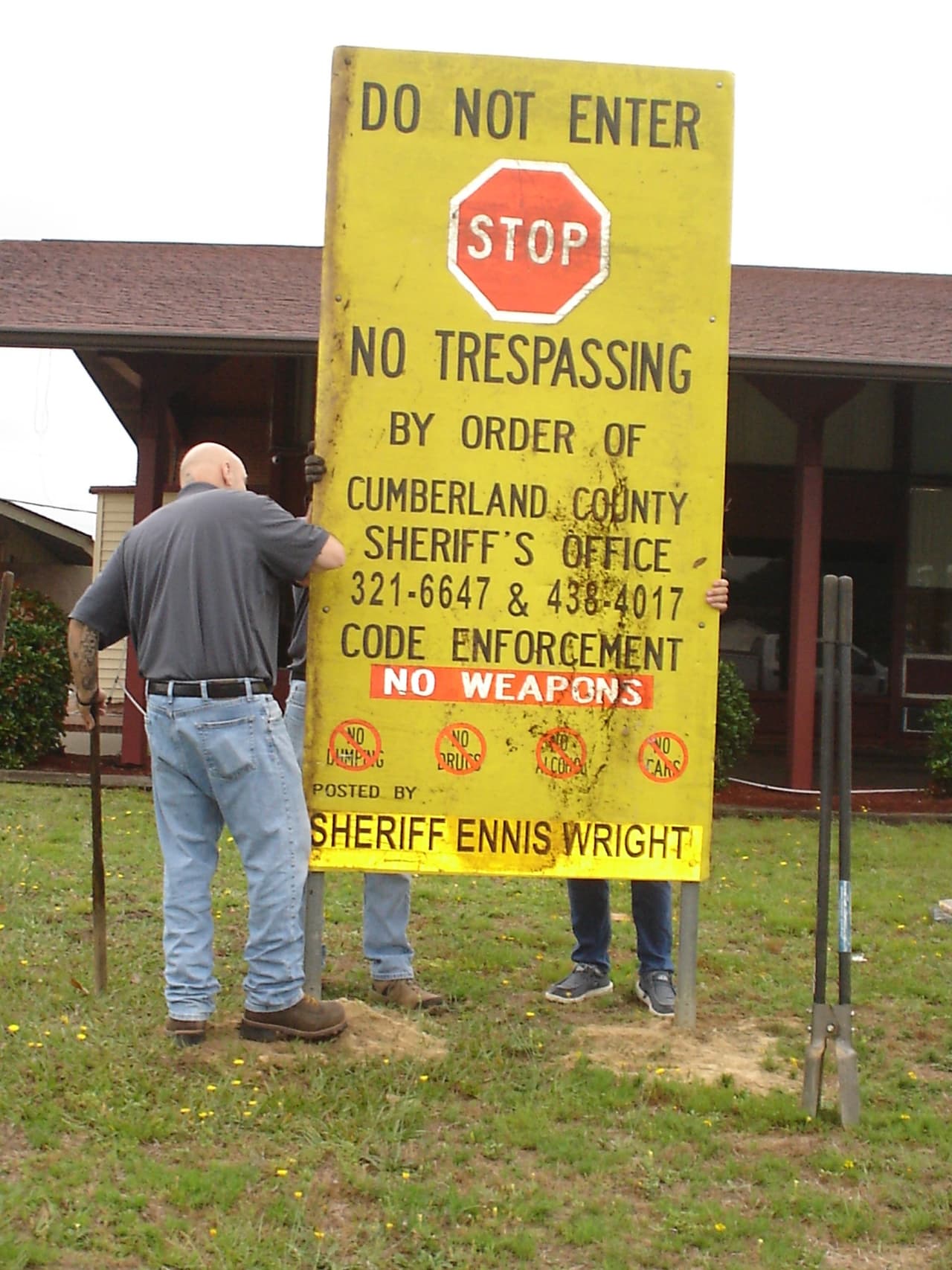 En junio de 2022, el alguacil Ennis Wright celebró una reunión de vigilancia comunitaria después de que los residentes se quejaran repetidamente sobre el Coliseum Inn y otros dos moteles en el área.