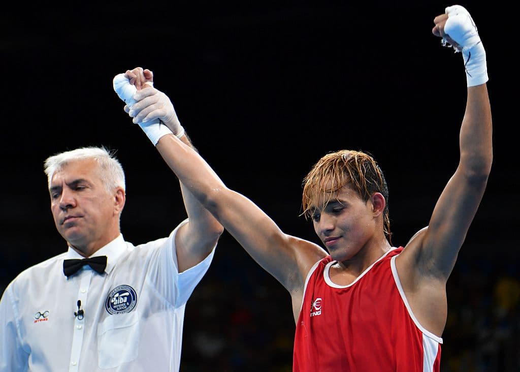 Yoel Finol levanta los brazos al escuchar la decisió ante leonel De los Santos.