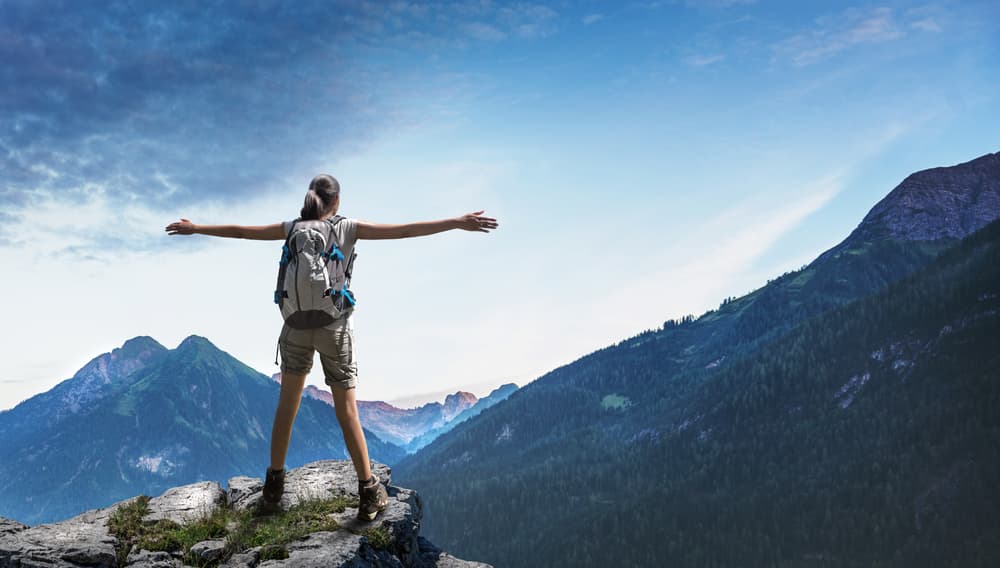 <b><u>Capricornio: ¡todo un regalo cósmico en tu ciclo de cumpleaños!</u></b>
<br>Eclipse solar en tu signo junto a Mercurio en tránsito acabado de entrar en Capricornio desde el día 5 de enero y la Luna también en tu signo ¡un gran conjunto de dinámica cósmica, un regalo en tu ciclo de cumpleaños! Las cualidades principales de tu signo capricorniano se pondrán a prueba bajo el impacto del eclipse cuando debas enfrentar muchos retos y desafíos. Saldrás airosamente de ellos y te sentirás satisfecho al terminar el día de todo lo que lograste. 
<br>