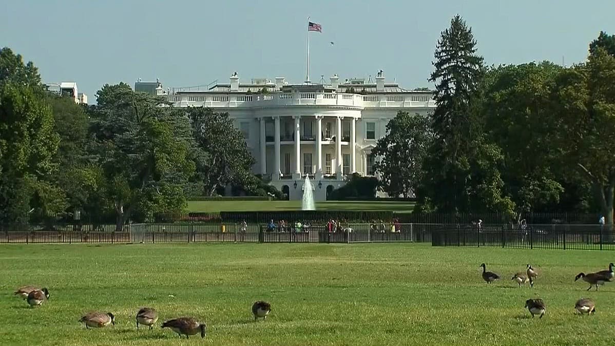 Cadenas de televisión suspenden cobertura en la Casa Blanca en solidaridad con CNN, MS NOW y Politico