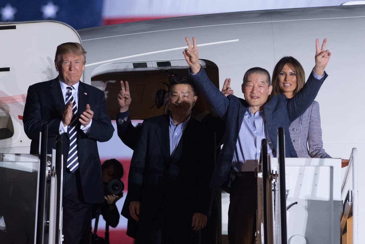 El encuentro del presidente con los ex prisioneros fue a las 3:00 am ET, en la base militar Andrews de Maryland. Con rostros sonrientes, Kim Dong Chul, Tony Kim y Kim Hak Song saludaron a Donald Trump.