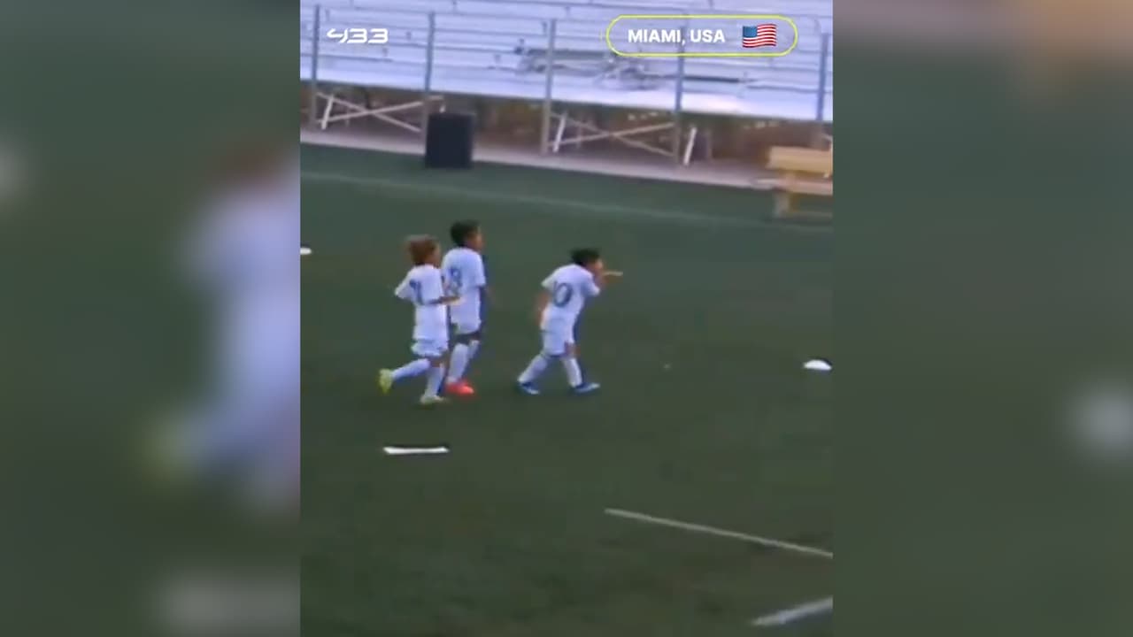 ¿De tal palo? Hijo de Lionel Messi apantalla con una 'manita' en partido