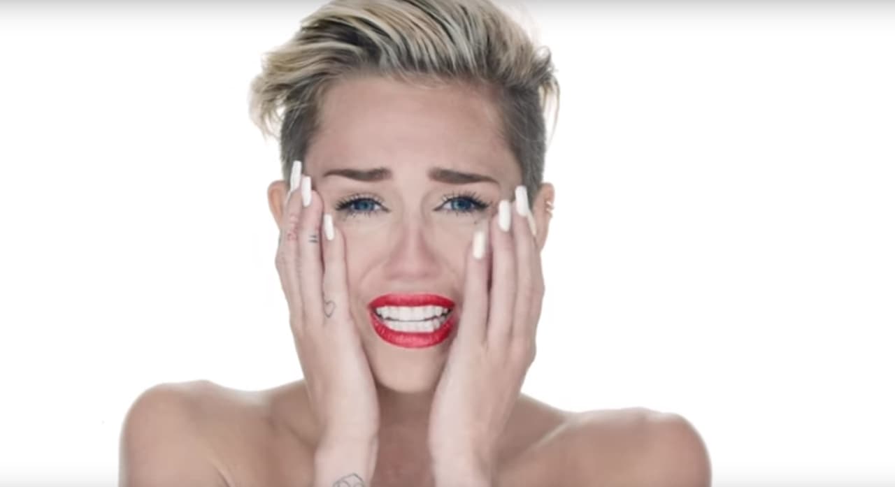 4. Miley Cyrus no podía quedar fuera, pues aunque su tema 'Wrecking Ball' se colvió uno de los favoritos, también fue de los más odiados.