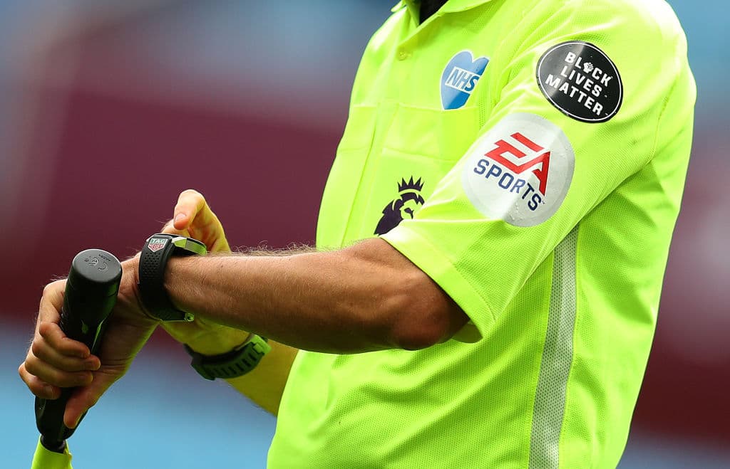 El parche de los árbitros también se unió al movimiento contra la violencia racial: 'Black Lives Matter'.