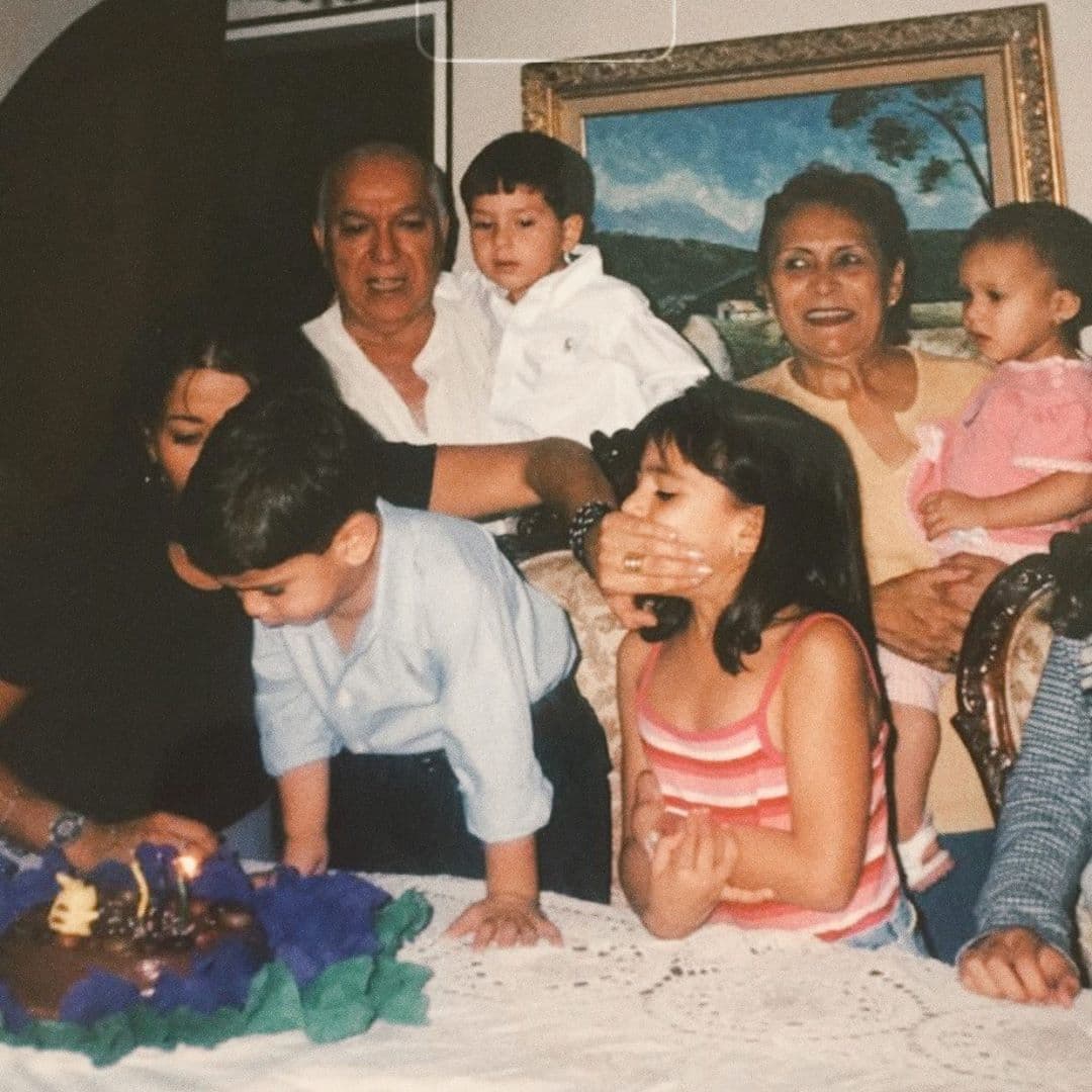 Conocimos la historia de dos hermanitas que pelearon por la vela de un pastel, pero Jessi González nos sorprendió con esta simpática postal que deja ver cómo hacía su mamá para evitar esos incidentes.