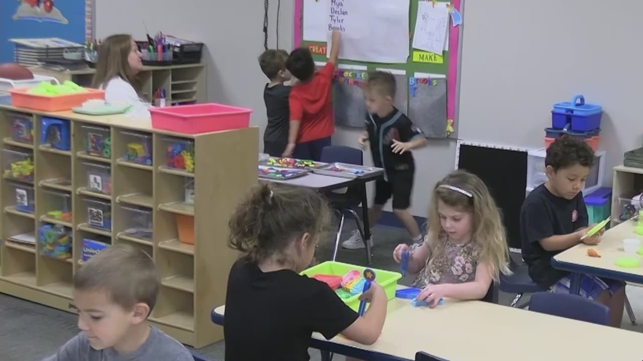 Mientras algunos distritos escolares de Arizona cierran escuelas, otros están abriendo puertas