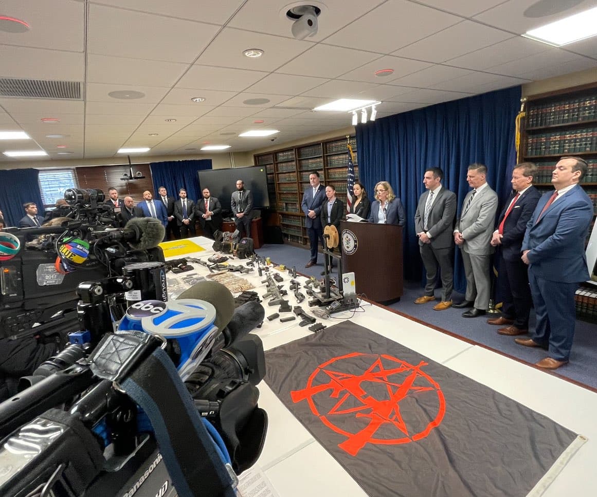 Entre ellos 47 cargos por posesión de un arma, ocho por peligro imprudente en segundo grado y 15 cargos por fabricación y transporte de armas.
<br>